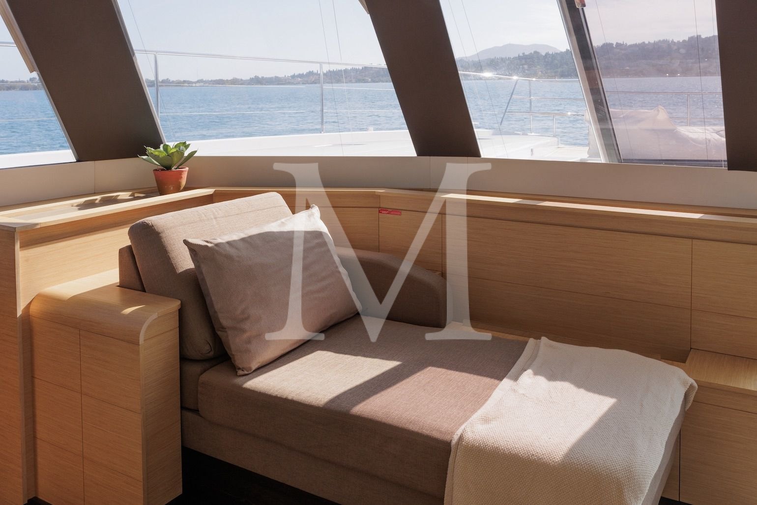 Ariva_motor_catamaran_salon3