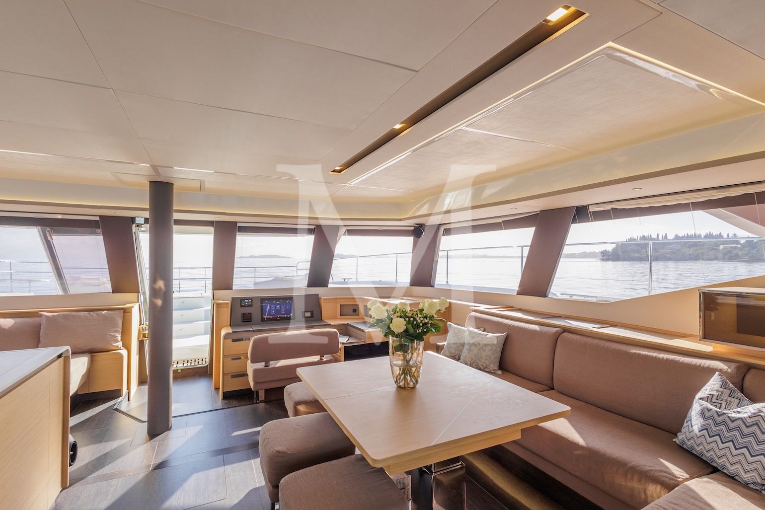 Ariva_motor_catamaran_salon2