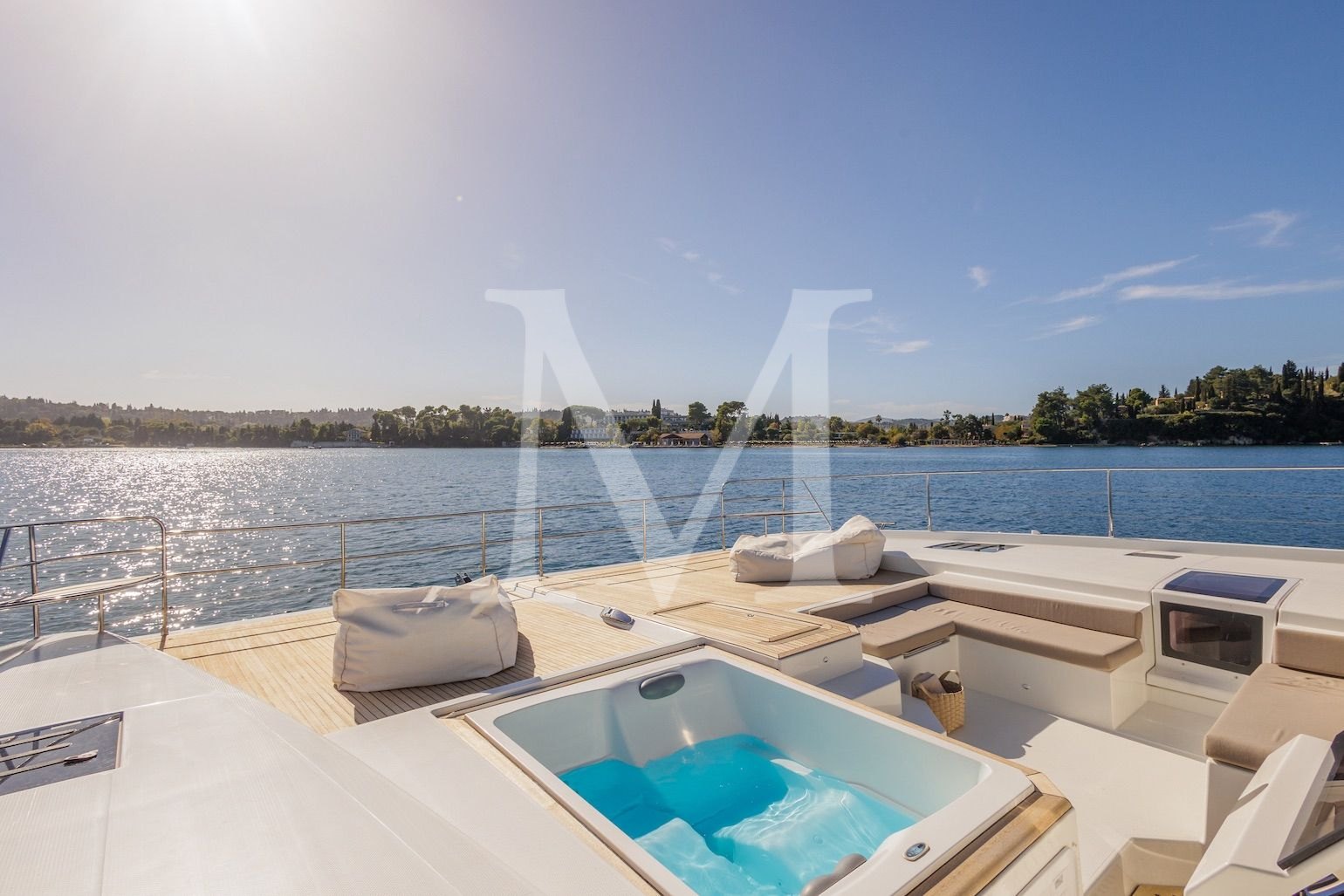 Ariva_motor_catamaran_jacuzzi