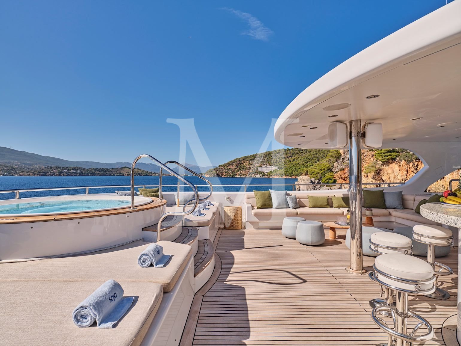 SOJO_sundeck_jacuzzi_loungers
