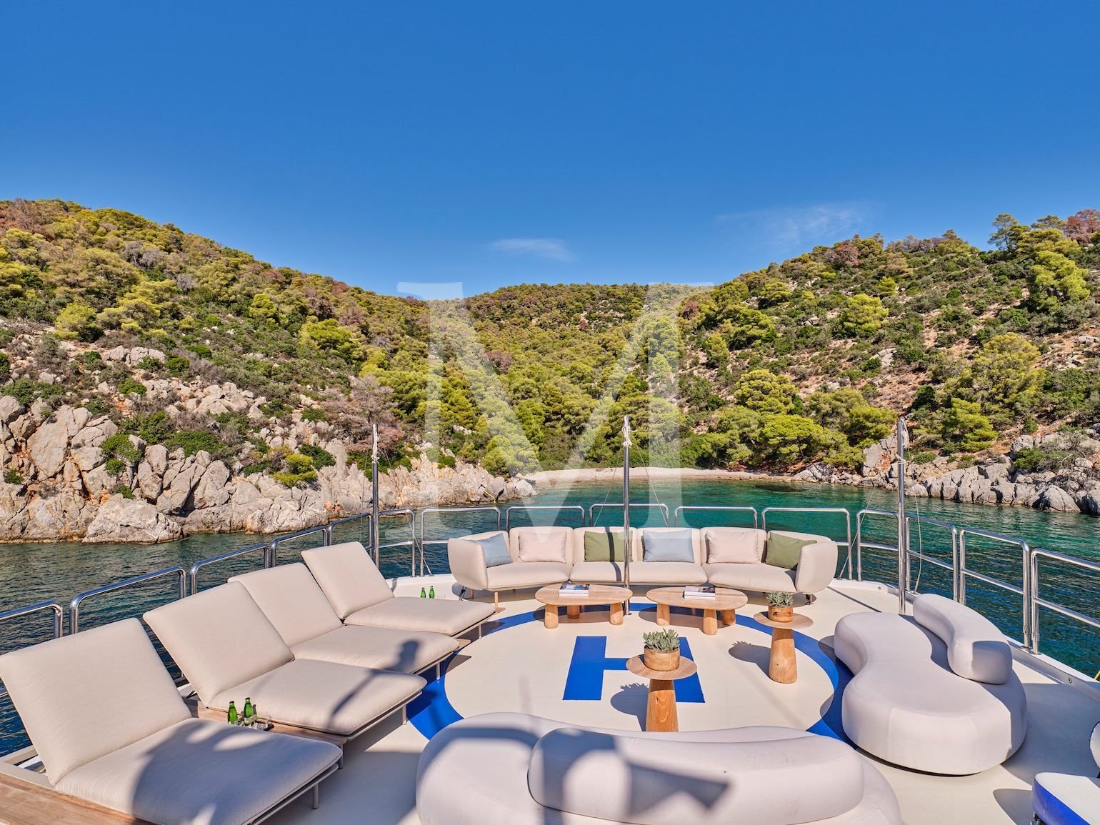 SOJO_sundeck_aft_sofas