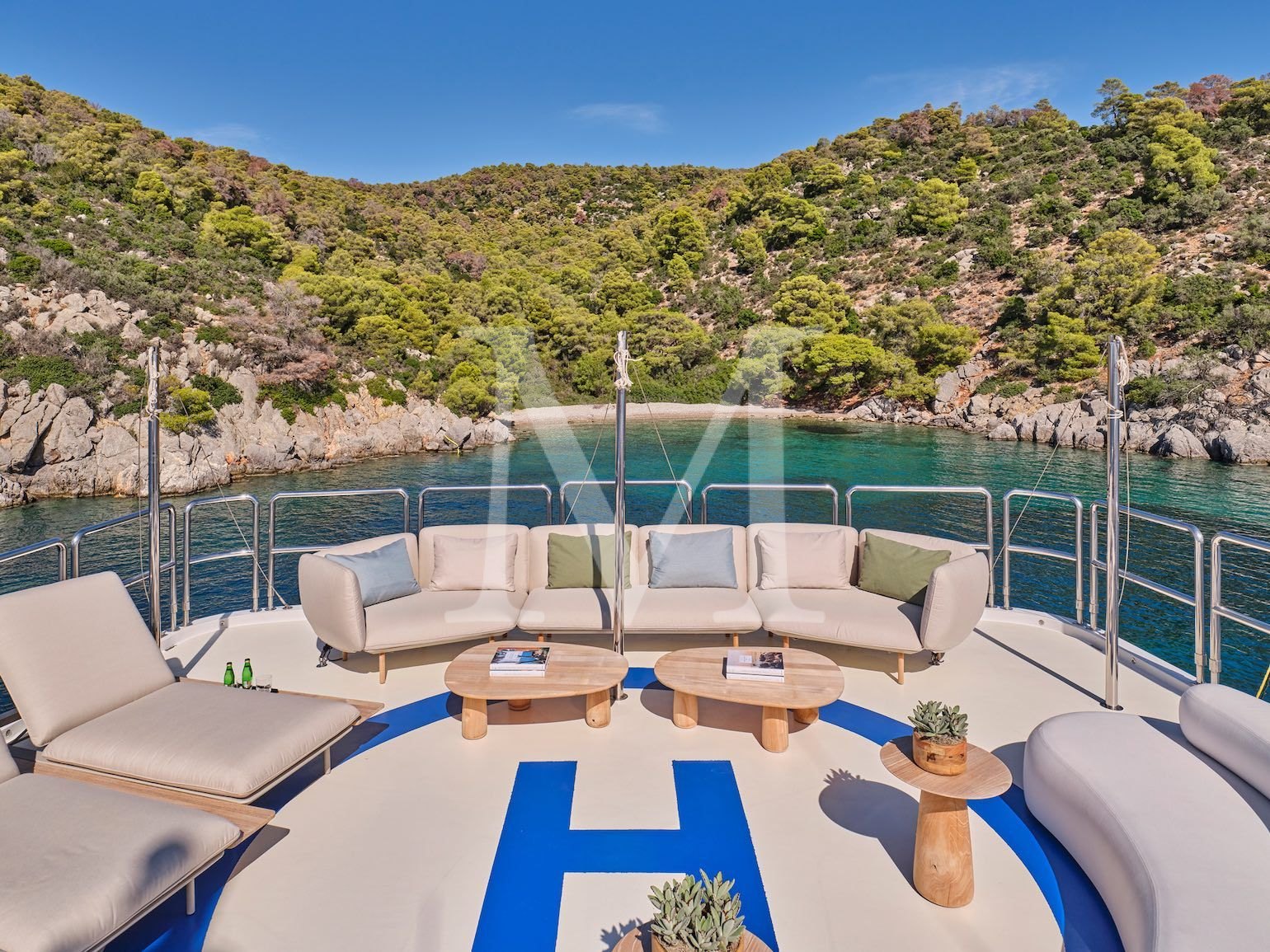 SOJO_sundeck_aft_sofas_closer