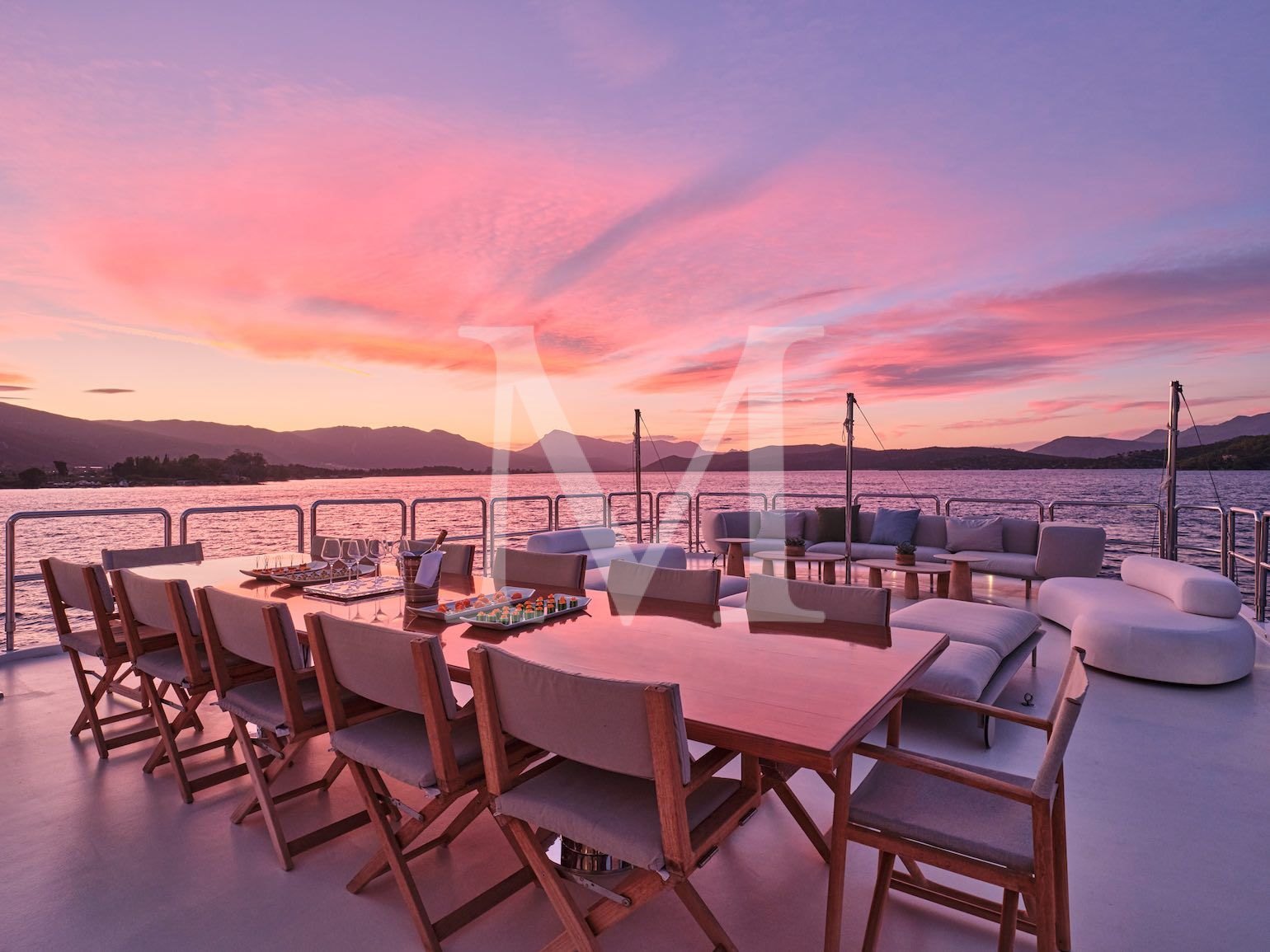 SOJO_sundeck_by_night_cocktail