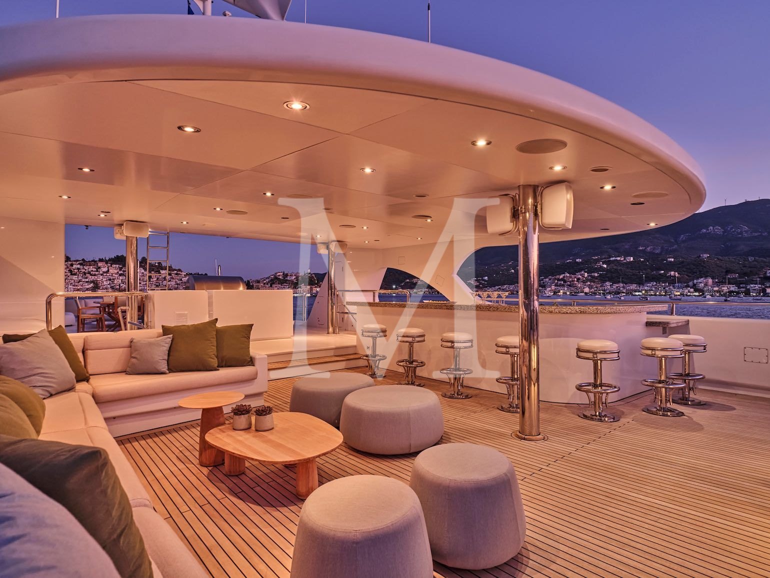 The_SOJO_Benetti_in_greece_evening_bar