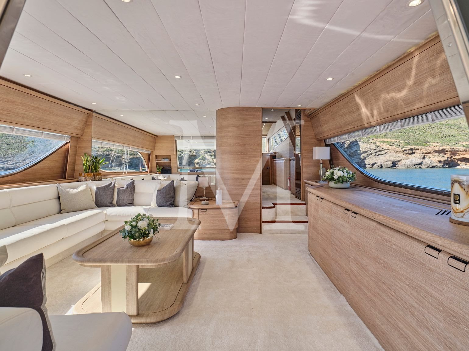APEIRON_BLUE_YACHT_CHARTER_salon2