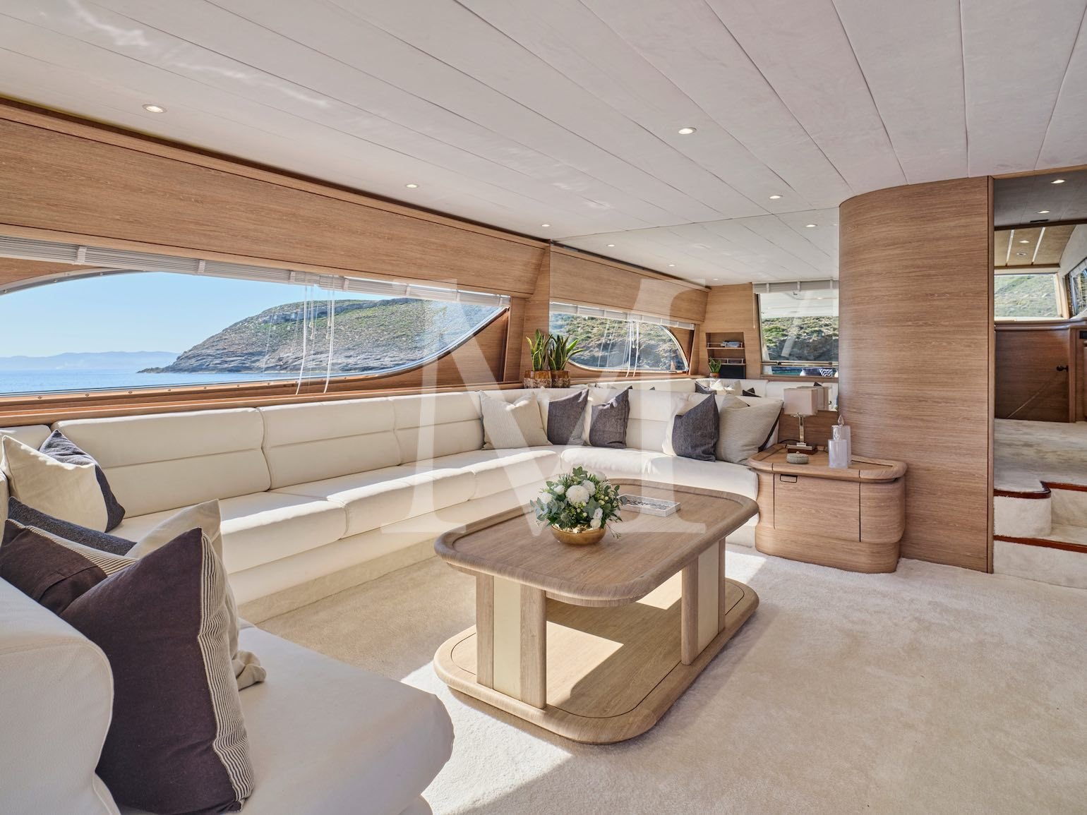 APEIRON_BLUE_YACHT_CHARTER_salon
