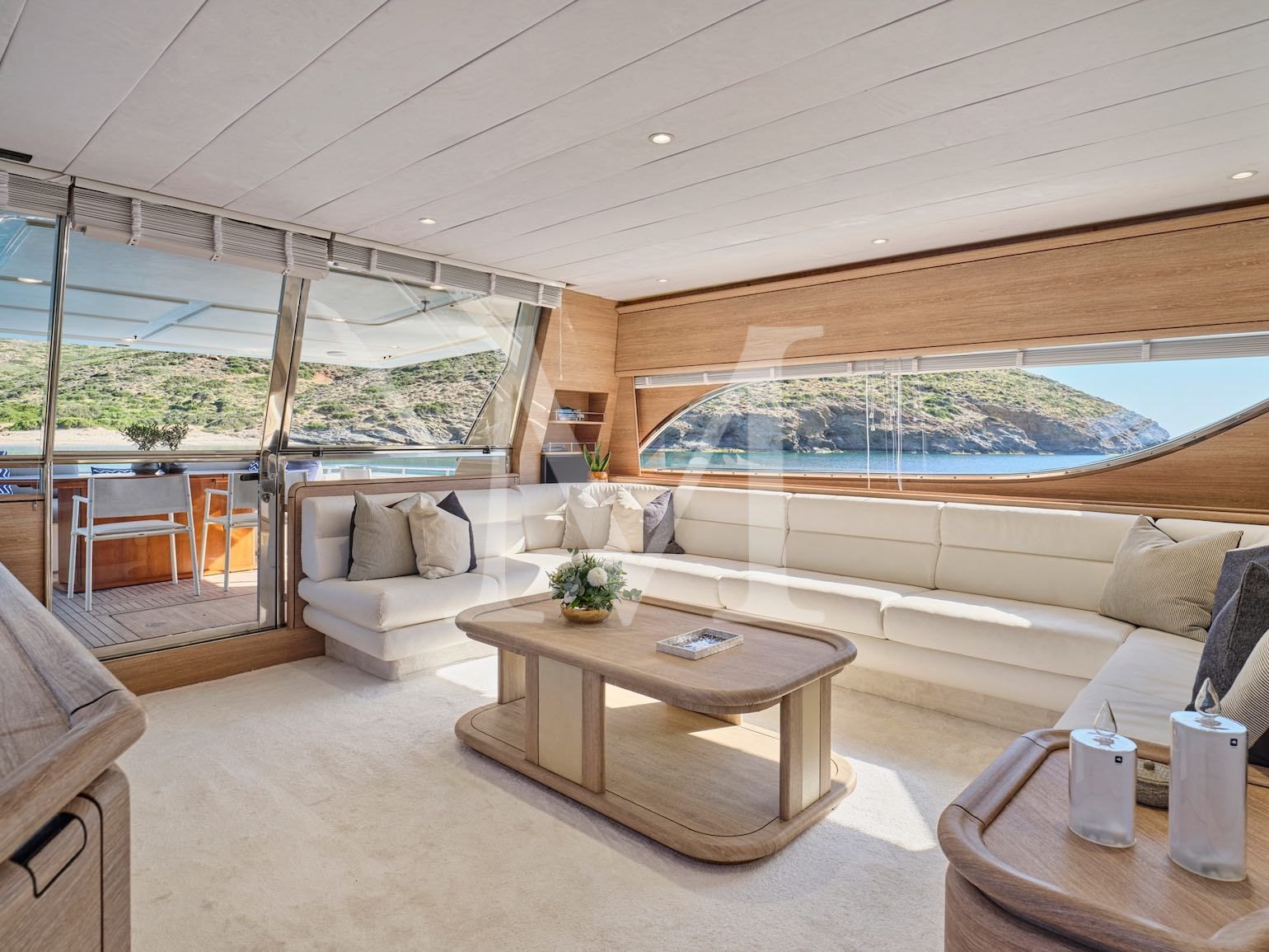 APEIRON_BLUE_YACHT_CHARTER_salon3