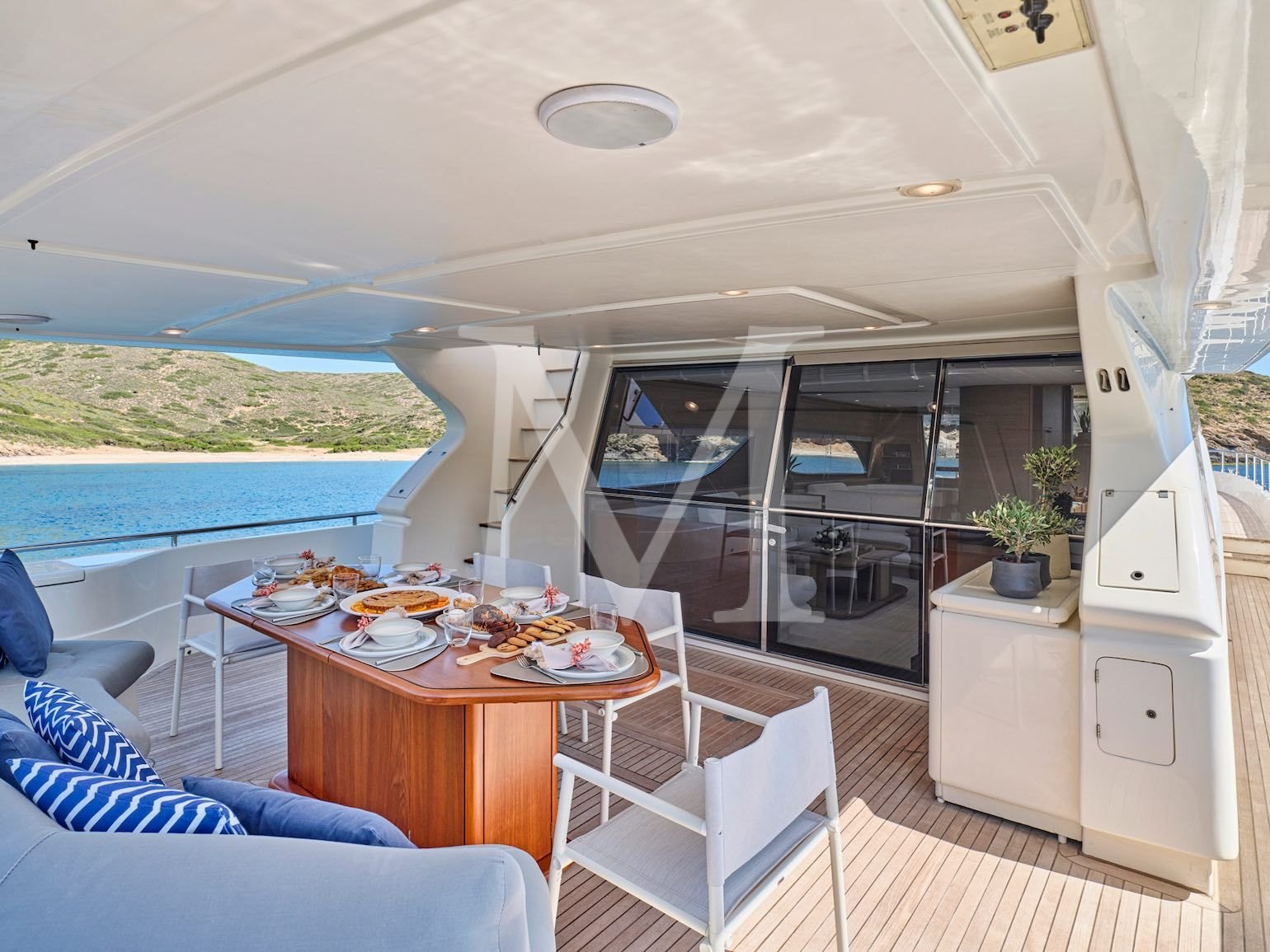APEIRON_BLUE_YACHT_charter_aft3