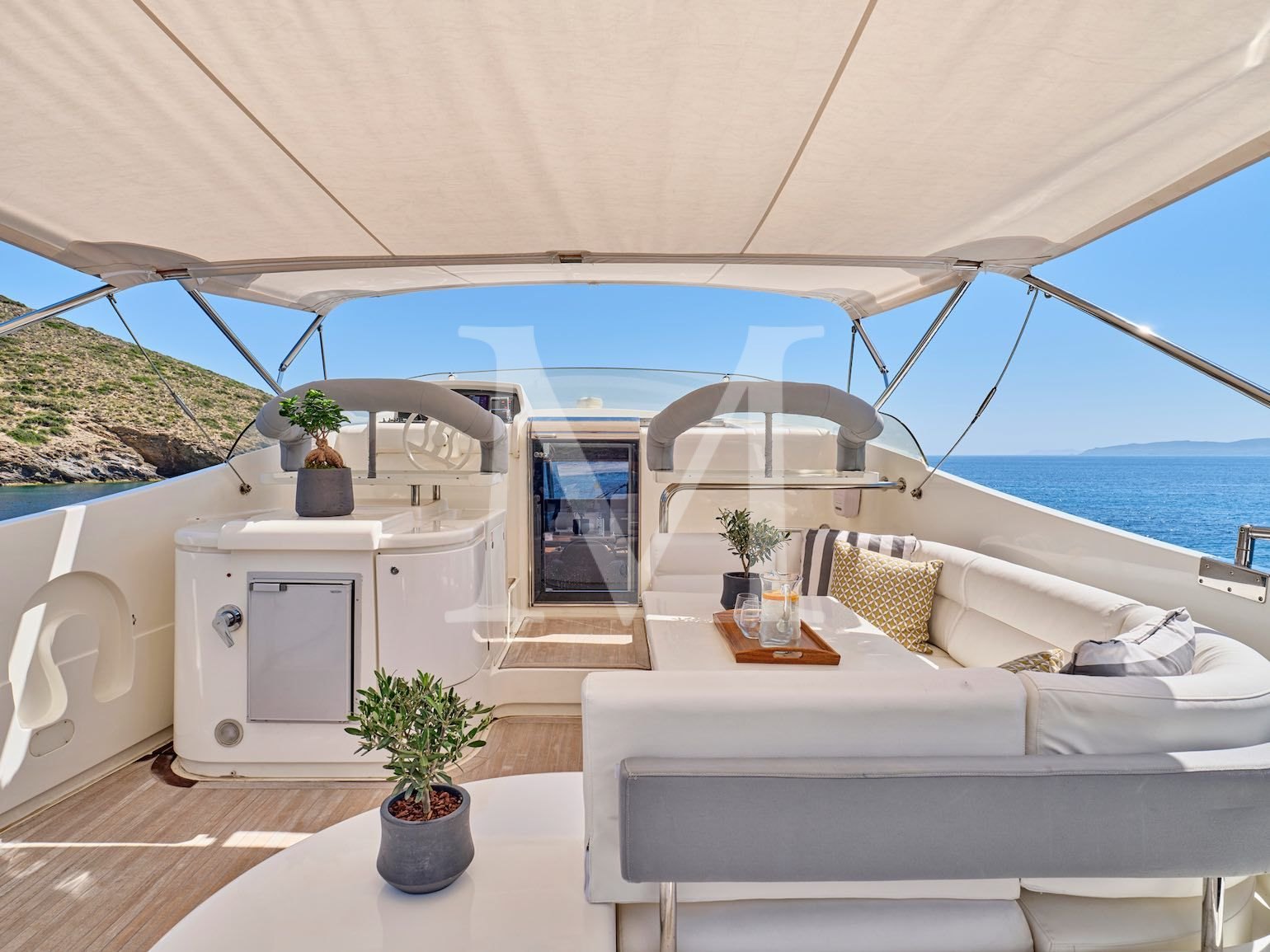 APEIRON_BLUE_YACHT_CHARTER_sundeck2