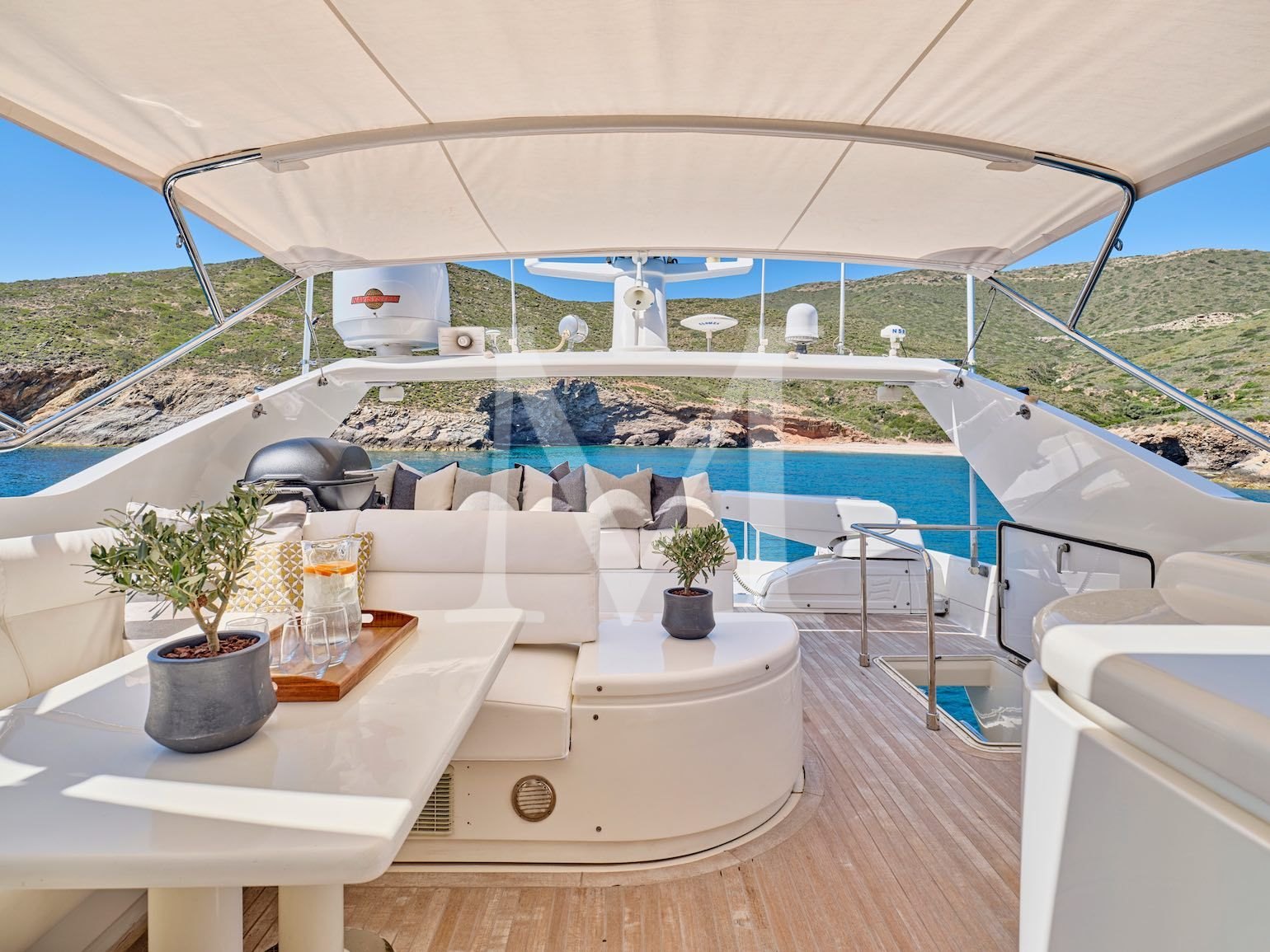 APEIRON_BLUE_YACHT_CHARTER_sundeck
