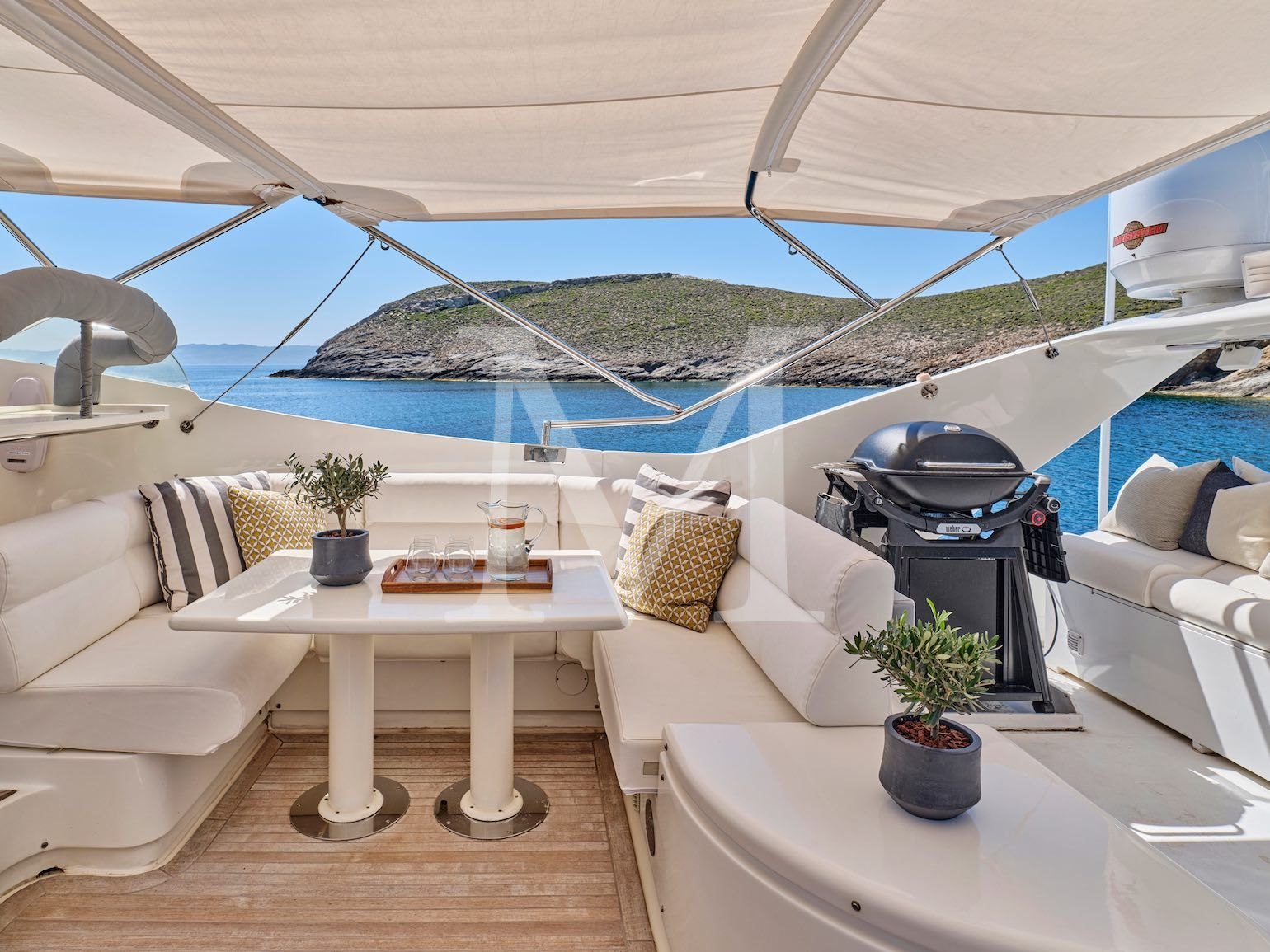 APEIRON_BLUE_YACHT_CHARTER_sundeck3