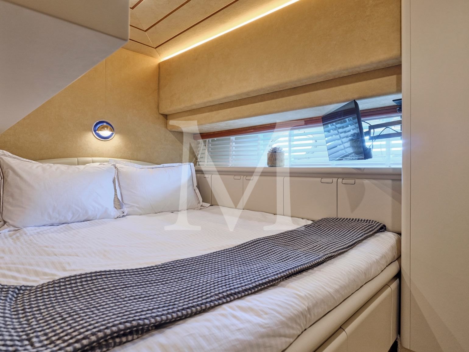 APEIRON_BLUE_YACHT_CHARTER_DOUBLE