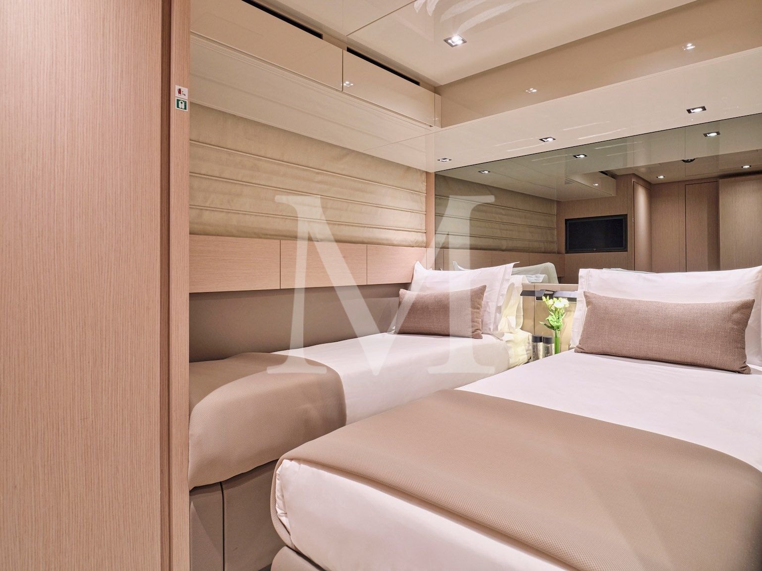 Dellagrazia_Sanlorenzo_SX88_charter_greece_Twin