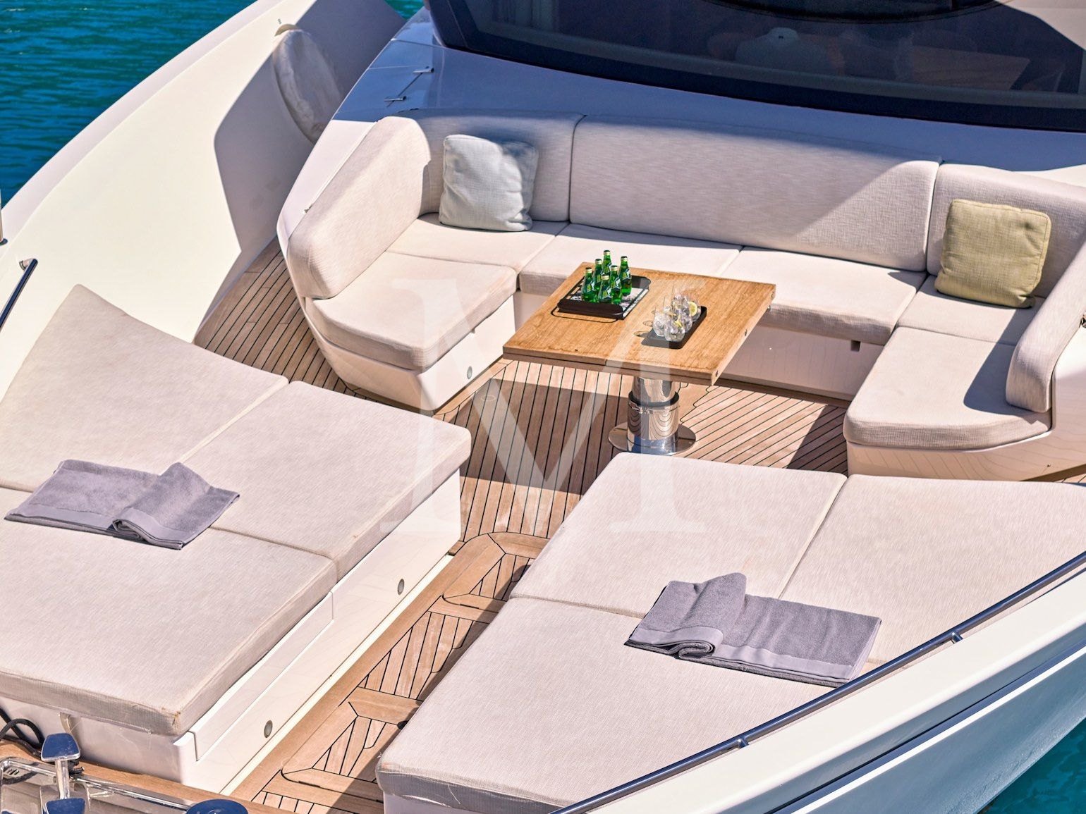 Dellagrazia_Sanlorenzo_SX88_charter_greece_bow_settee