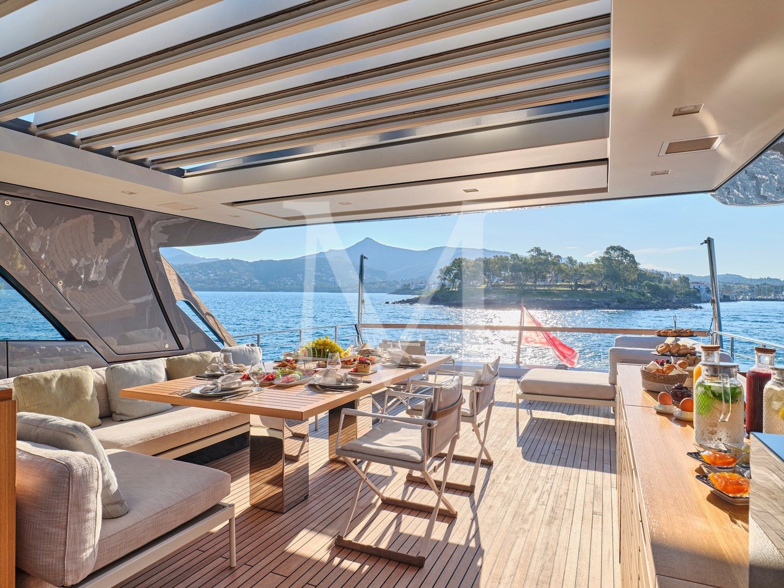 Sanlorenzo_SX88_charter_greece_sundeck