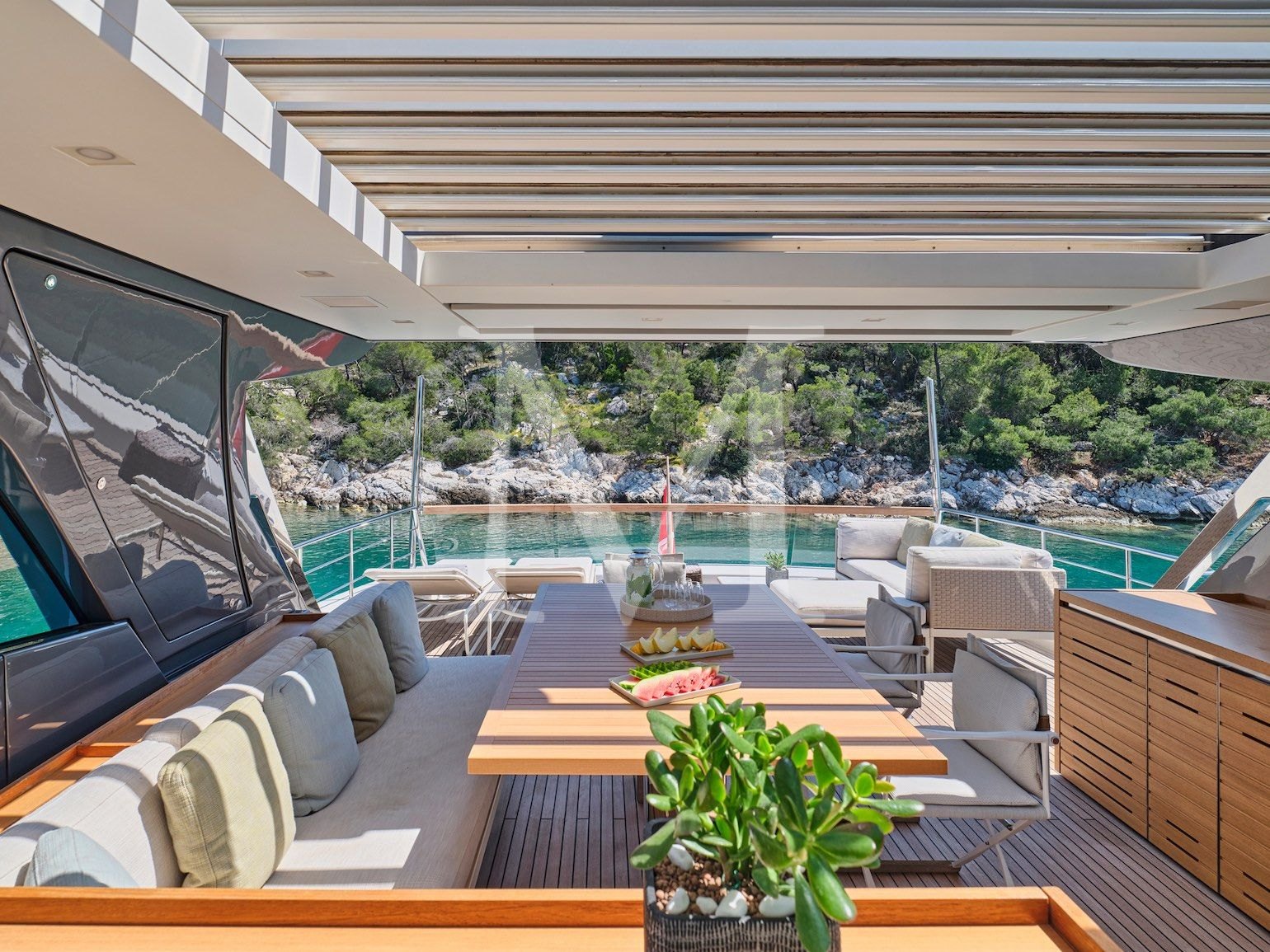 Dellagrazia_Sanlorenzo_SX88_charter_greece_sundeck_overview