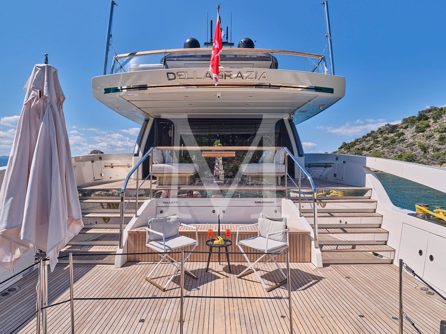 Sanlorenzo_SX88_charter_greece_beach_club