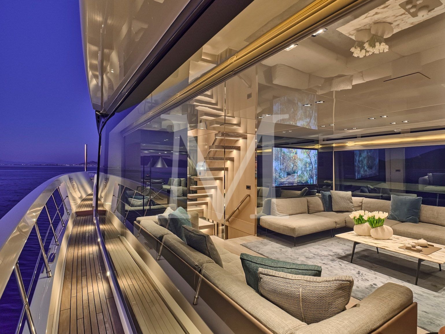 Dellagrazia_Sanlorenzo_SX88_charter_greece_salon_by_night