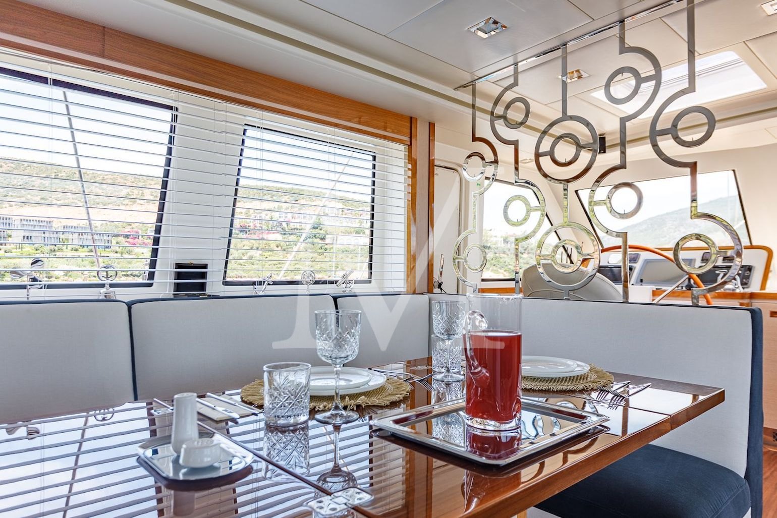 VAY_yacht_salon_detail