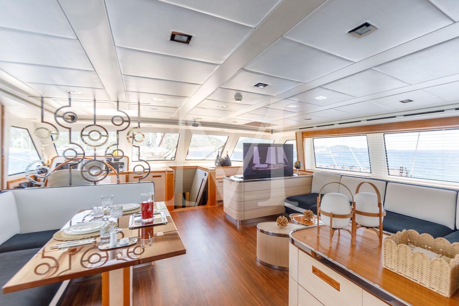 VAY_yacht_salon