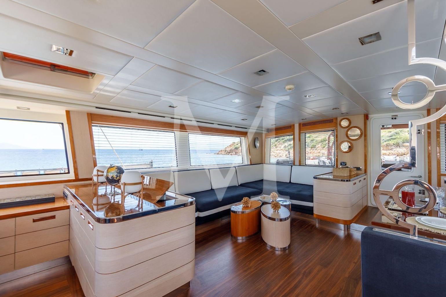 VAY_yacht_salon_side