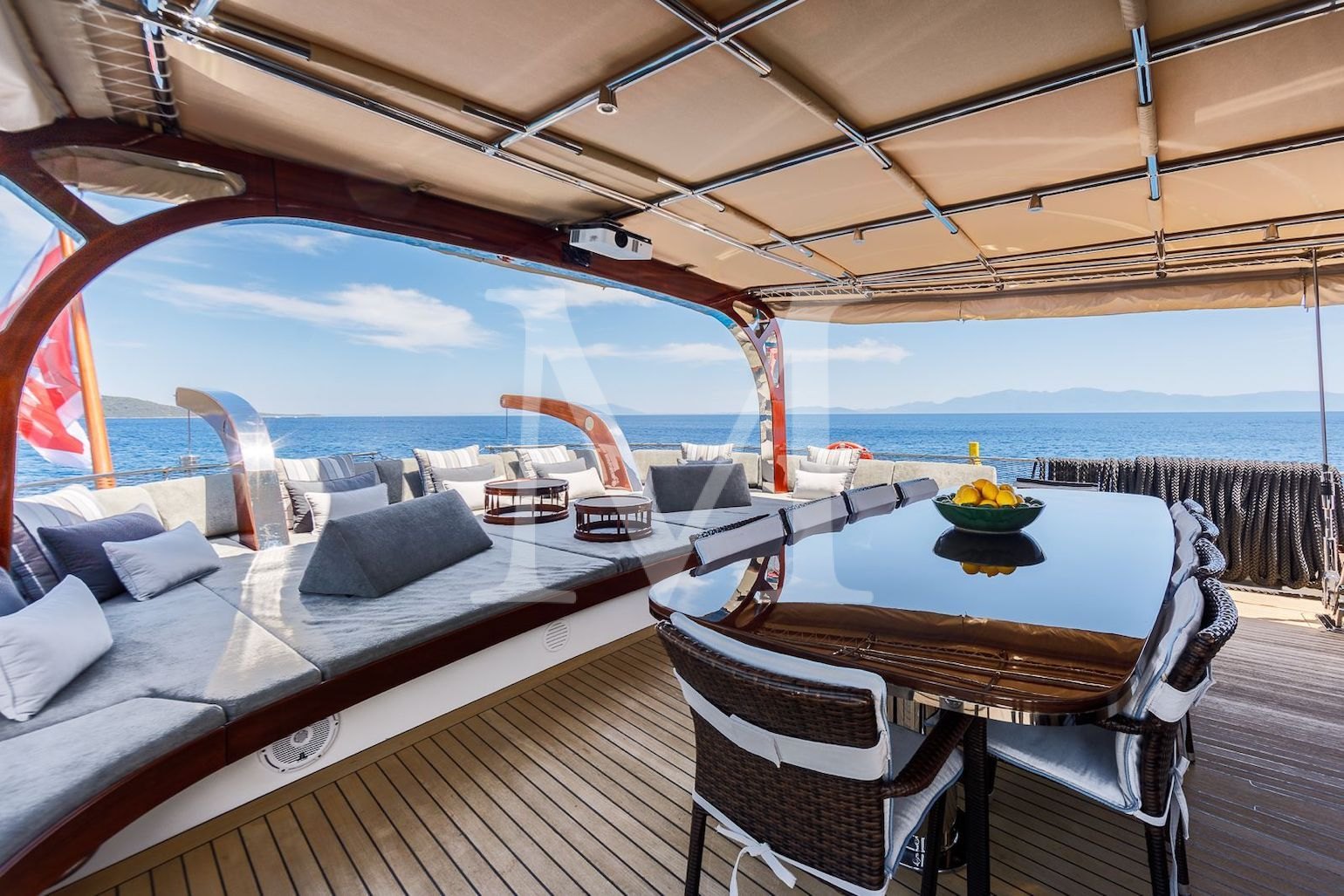 VAY_yacht_aft
