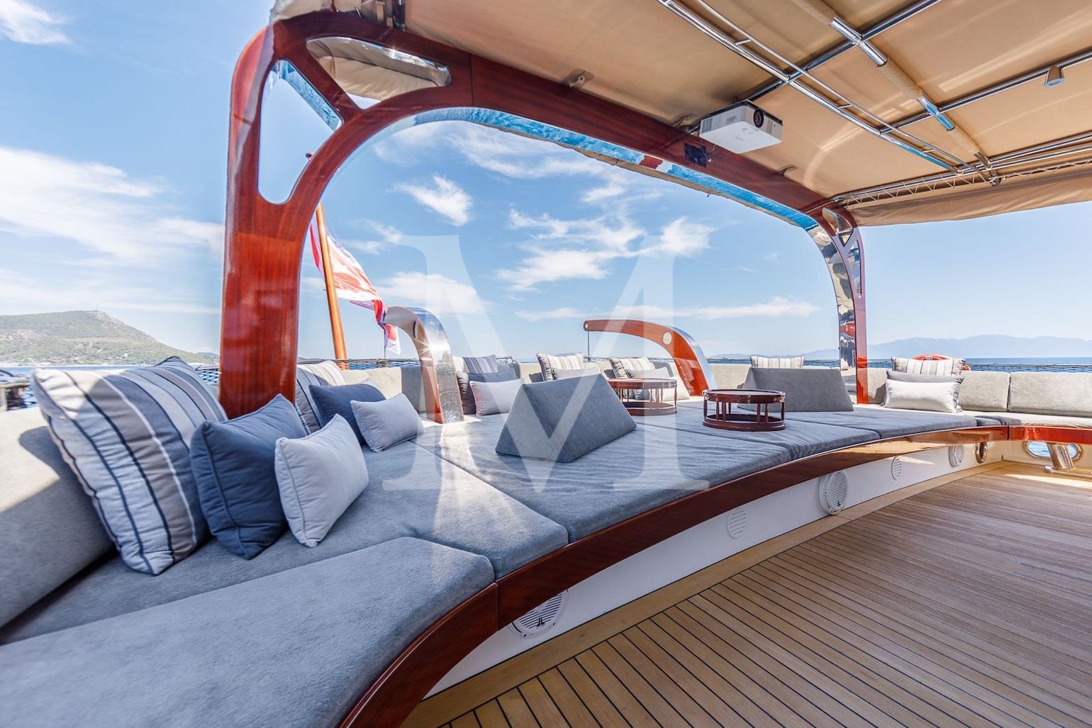 VAY_yacht_aft_loungers