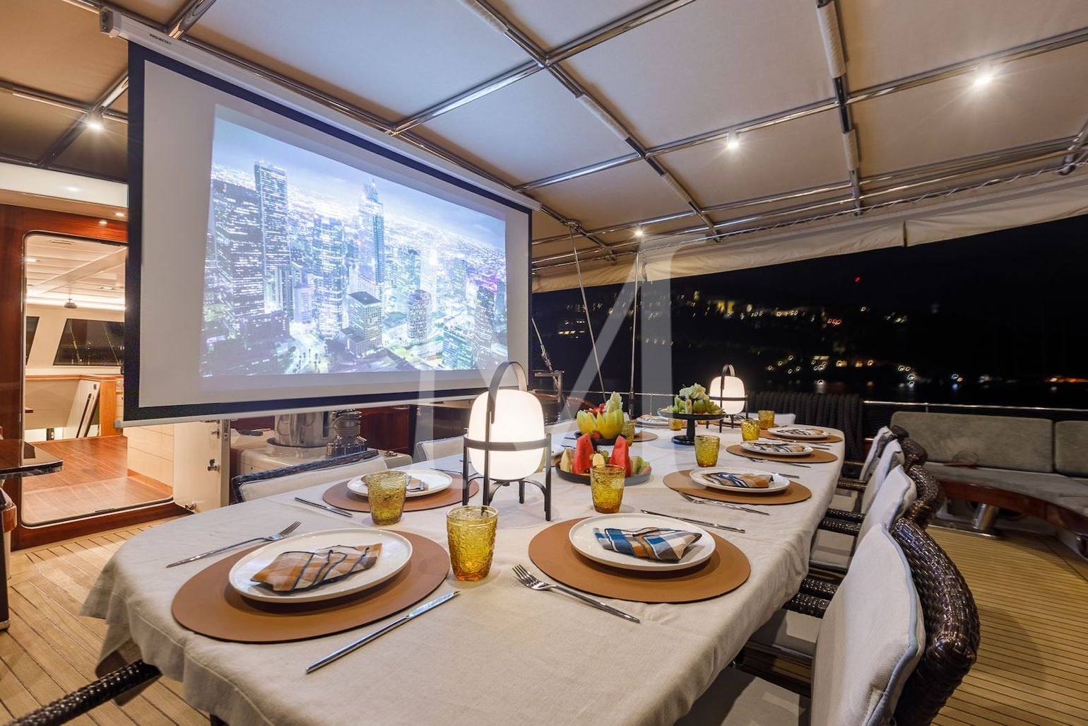 VAY_yacht_aft_projector