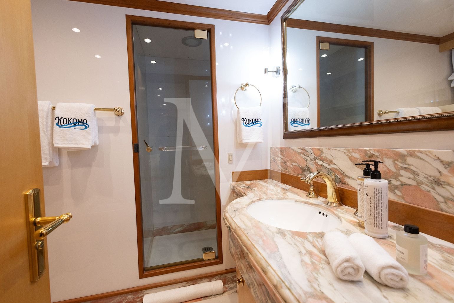 Kokomo_Nights_yacht_charter_greece_main_master_bath
