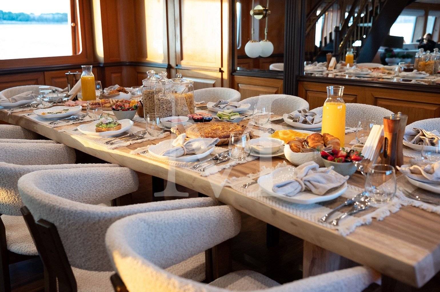 Kokomo_Nights_yacht_charter_greece_main_deck_salon_dining2