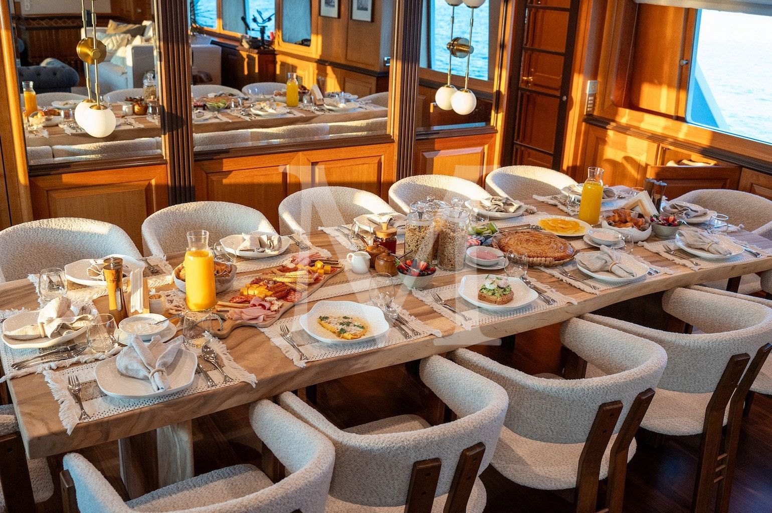 Kokomo_Nights_yacht_charter_greece_main_deck_salon_dining