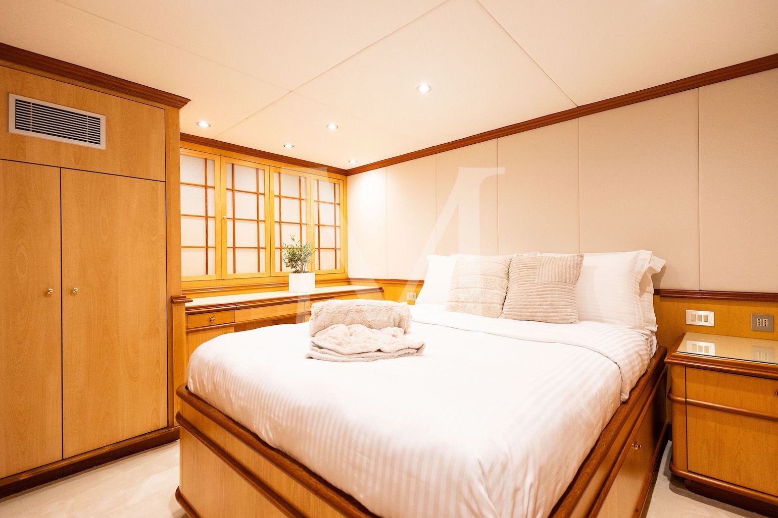 Kokomo_Nights_yacht_charter_greece_lower_double