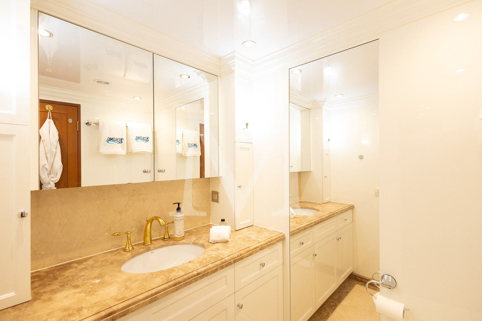 Kokomo_Nights_yacht_charter_greece_lower_master_Bath