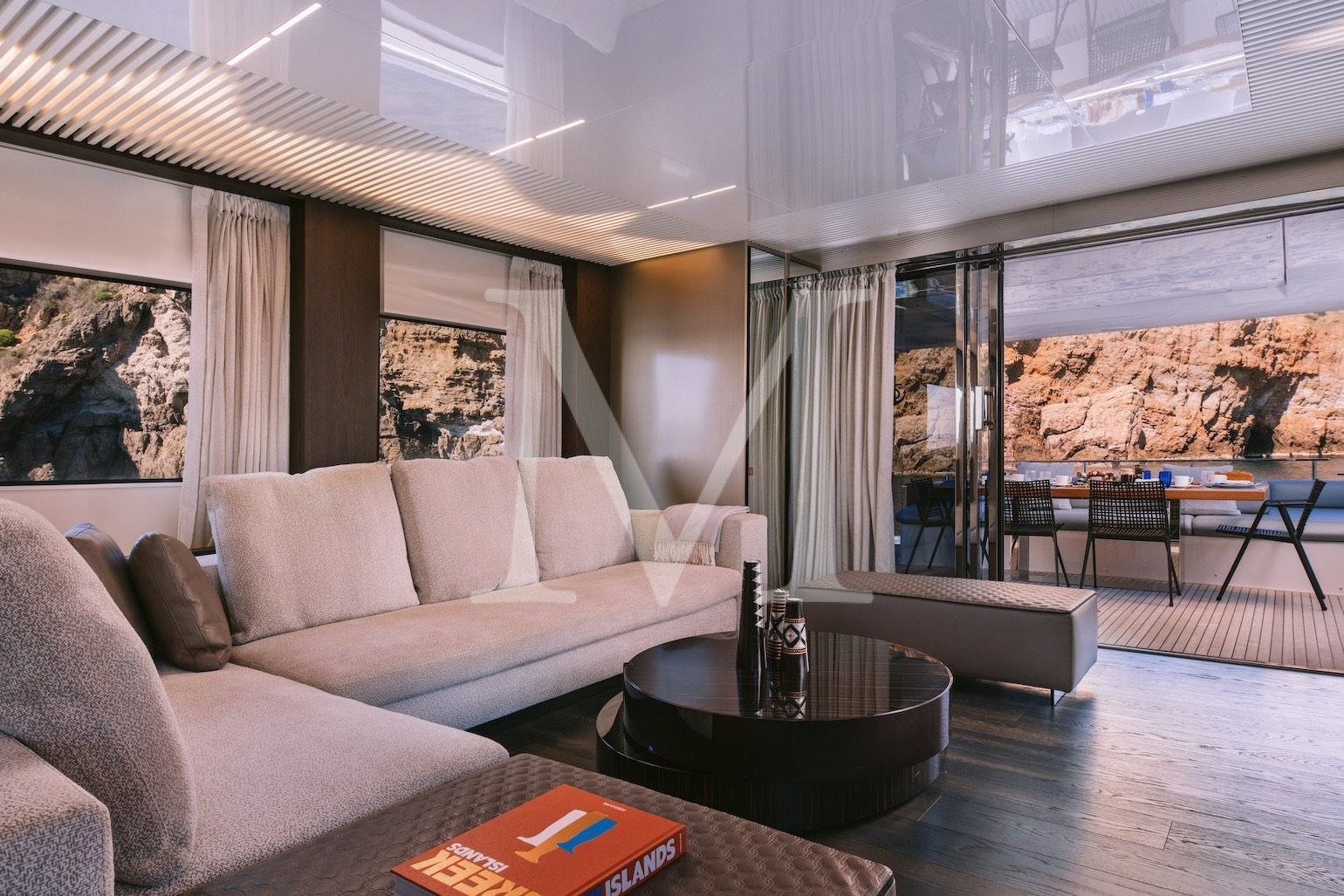 Anassa_A_ferretti_charter_Greece_salon_aft