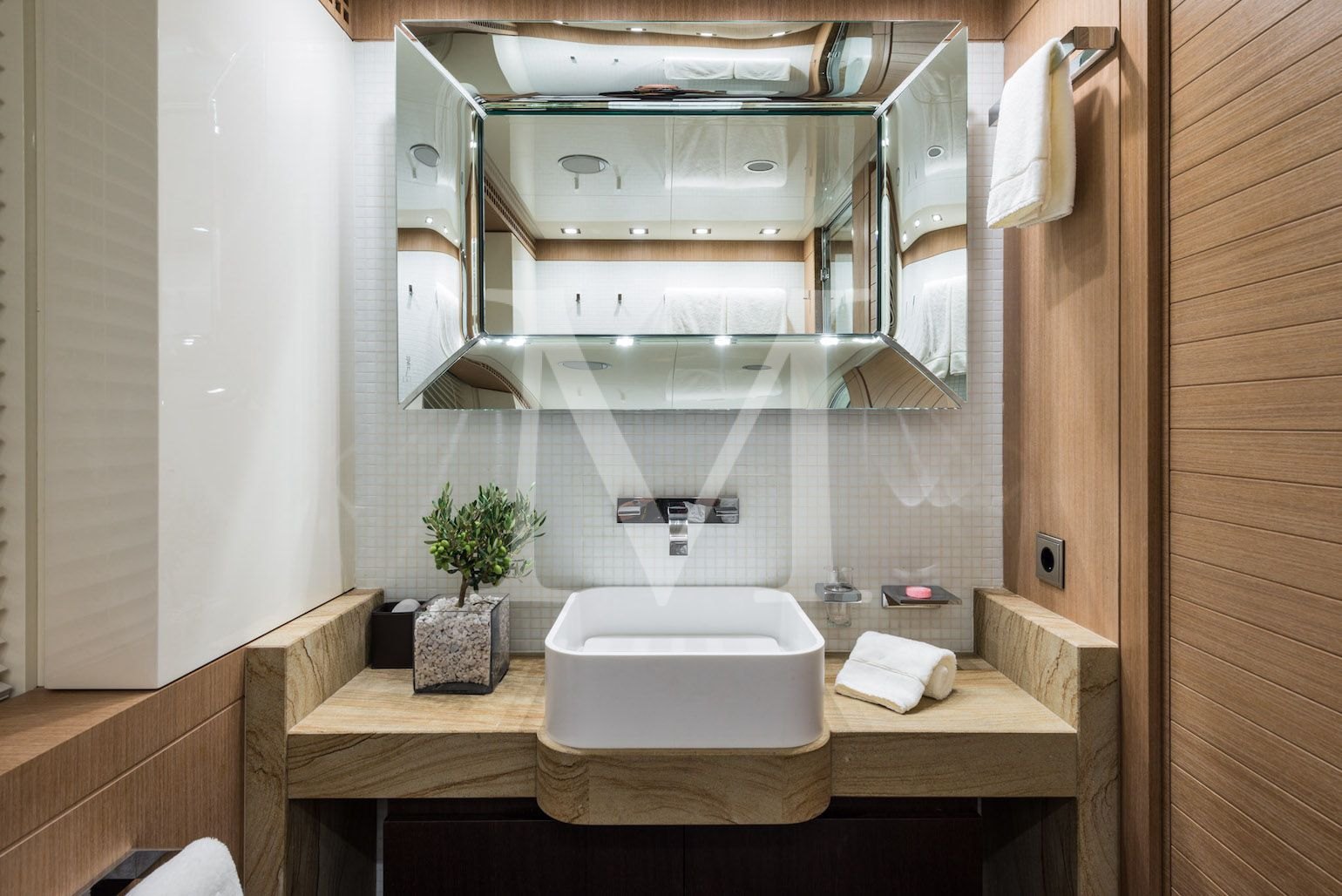 50m I nova lower deck Twin 2 bath