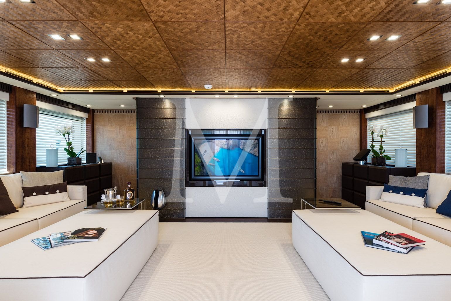 the 50m I Nova explorer bridge salon3