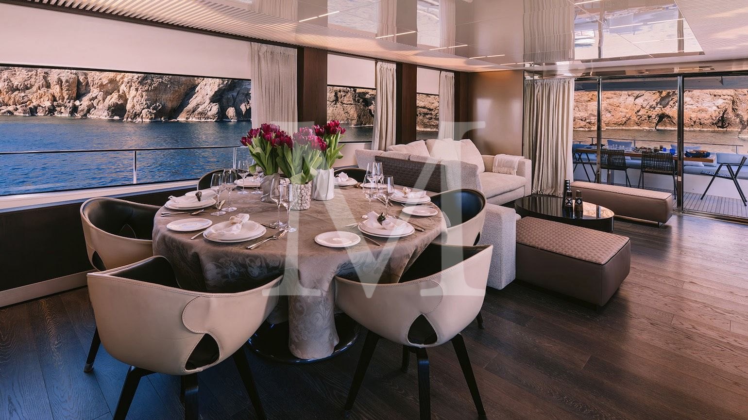 Anassa_A_ferretti_charter_Greece_salon_dining