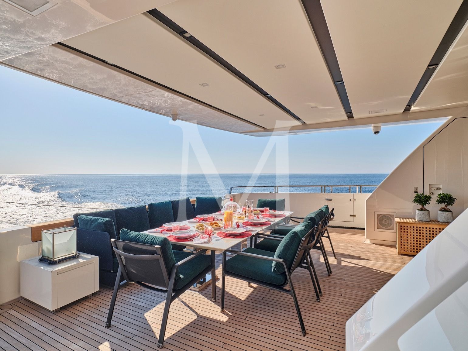 RIANA_II_sanlorenzo_aftdeck_yacht_charter
