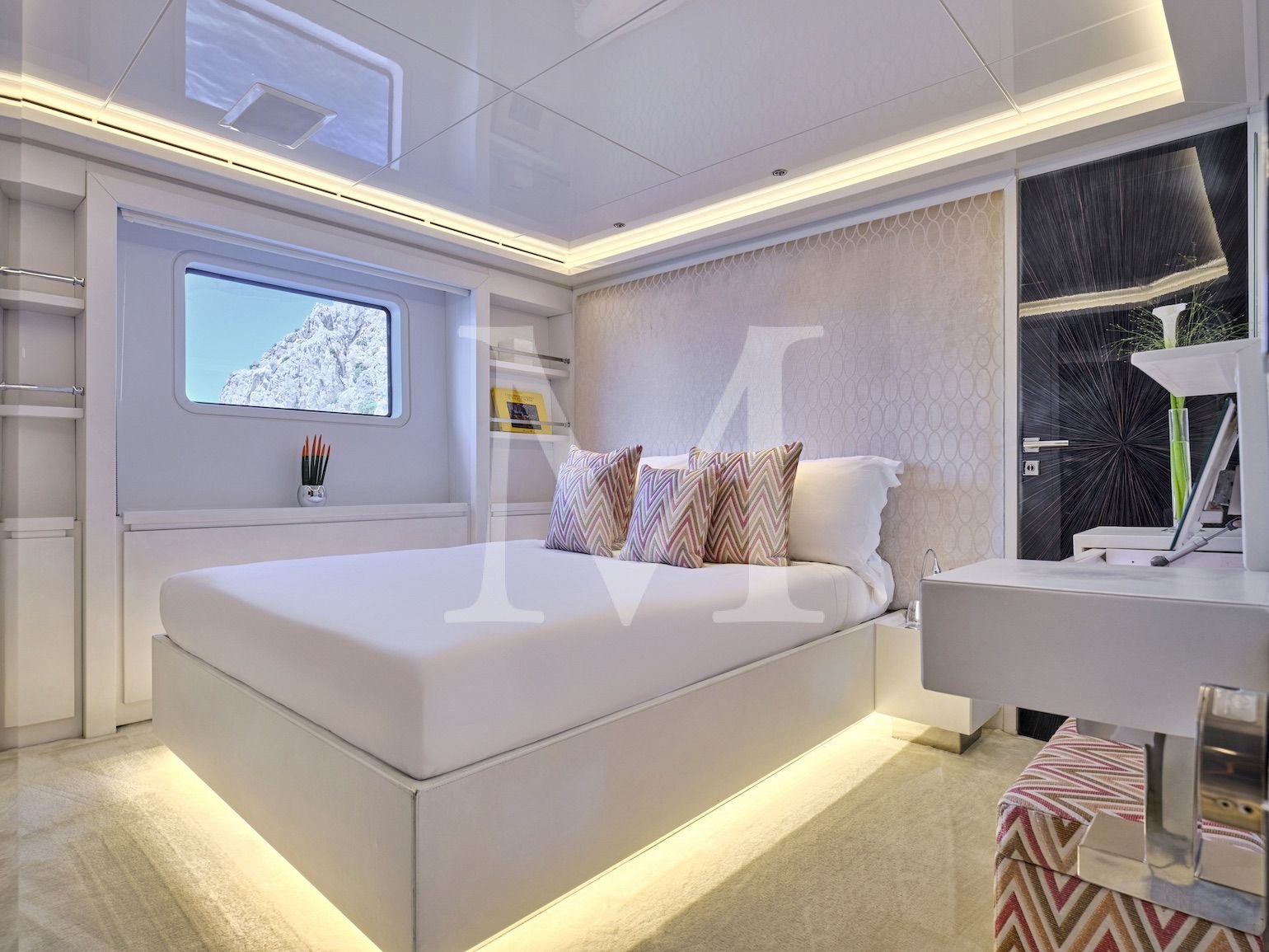 charter yacht 5 double cabins GALA I Benetti, jacuzzi