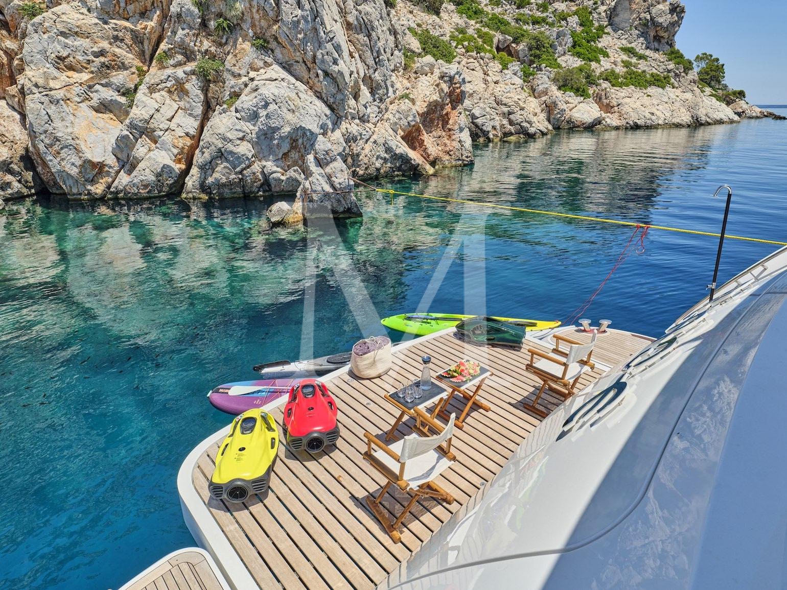 BLADE I Sunseeker charter - beach platform