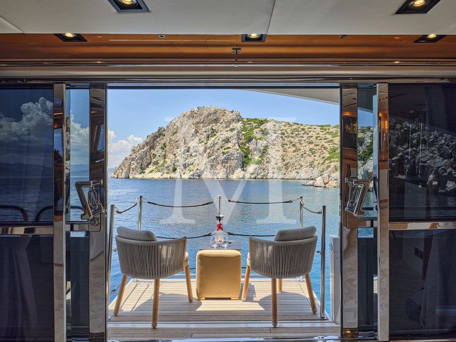 BLADE I 34 m Sunseeker charter - salon balcony