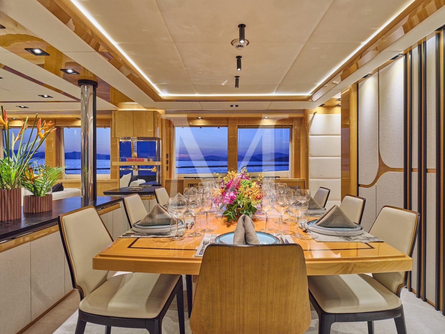 BLADE I Sunseeker charter - Dine