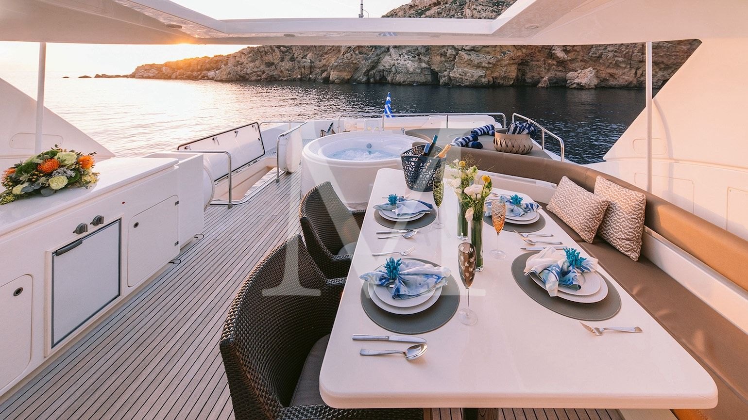 Meli_27m Ferretti_2026_sundeck_dine