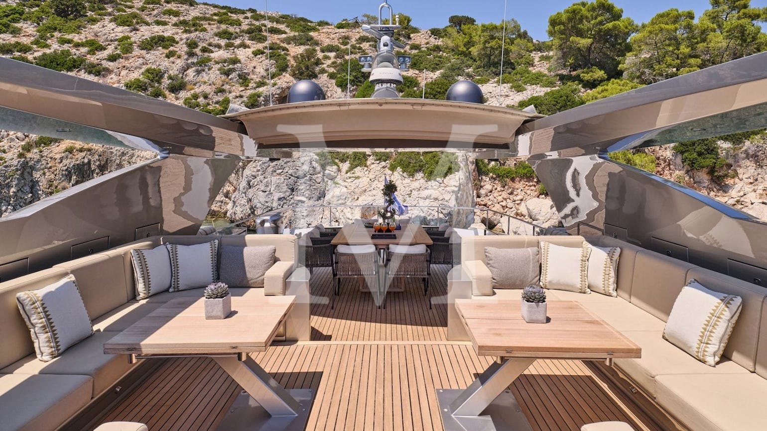 yacht_r_once_more_overview_sundeck