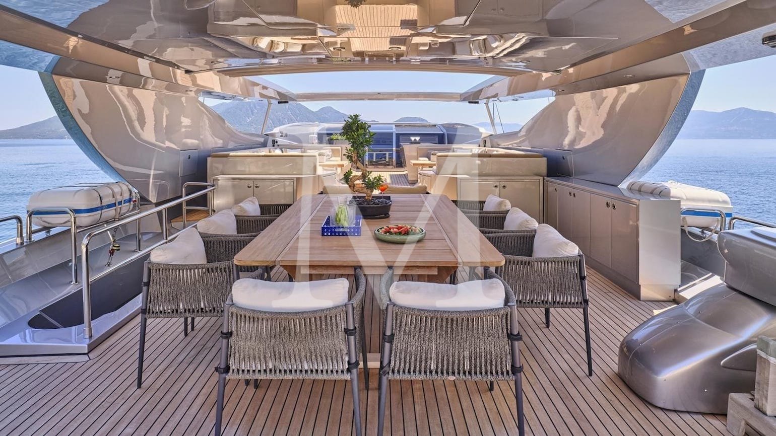 yacht_r_once_more_overview_sundeck_dining