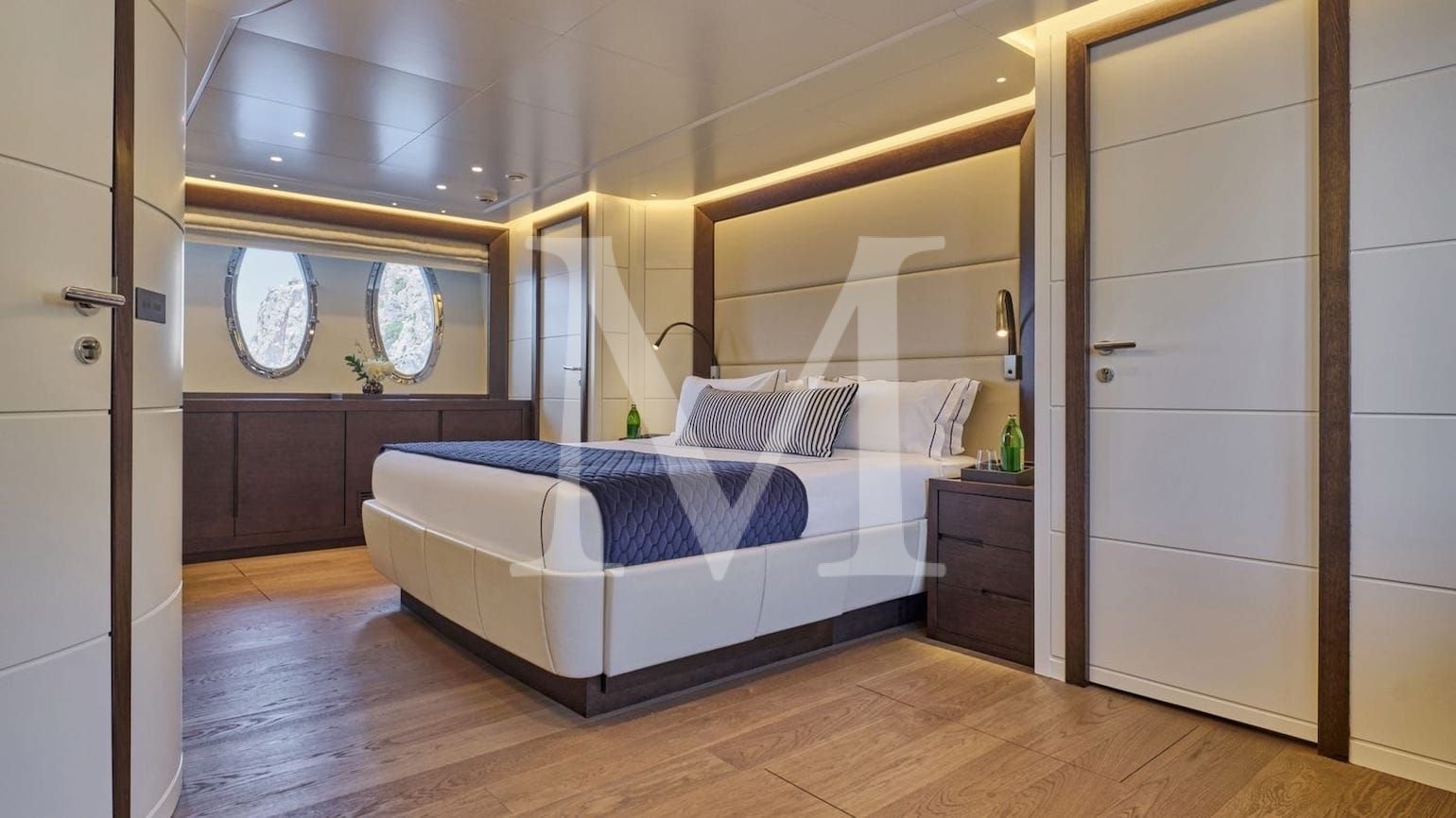 Master cabin yacht once more