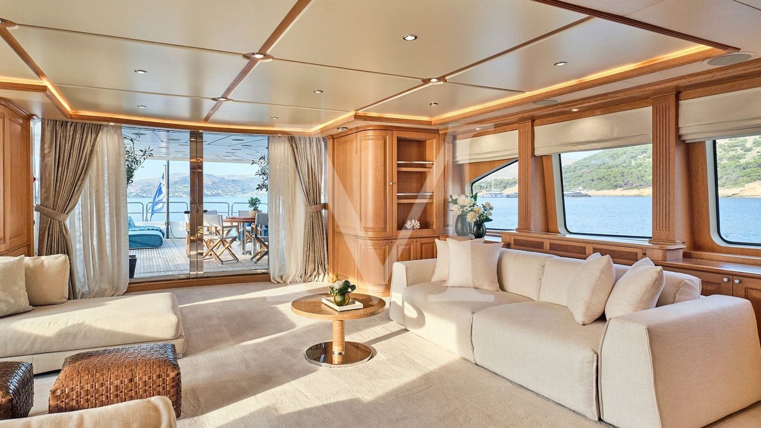 Riva_ I_charter_greece_benetti_upper_salon2