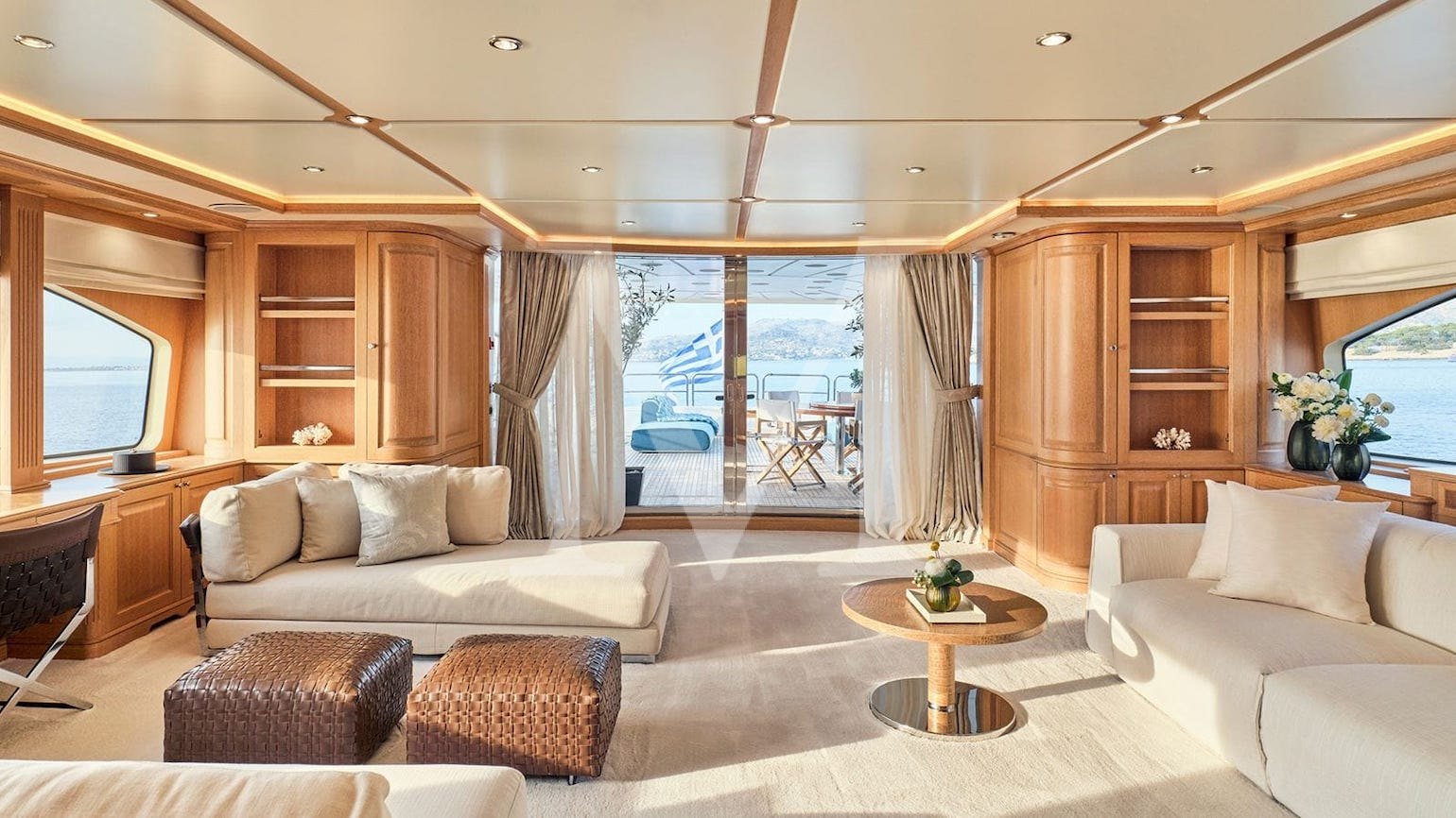 Riva_ I_charter_greece_benetti_upper_salon
