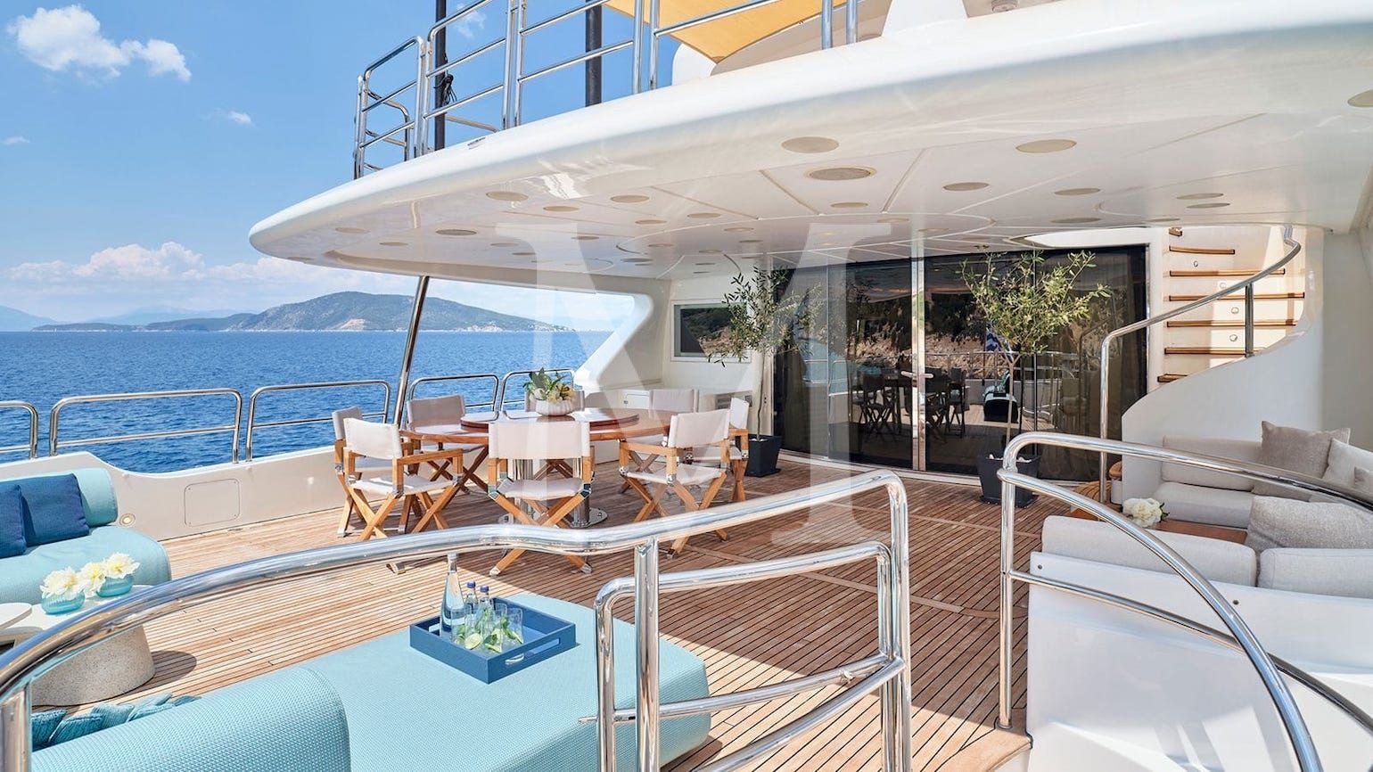 Riva_ I_charter_greece_benetti_upper_deck4