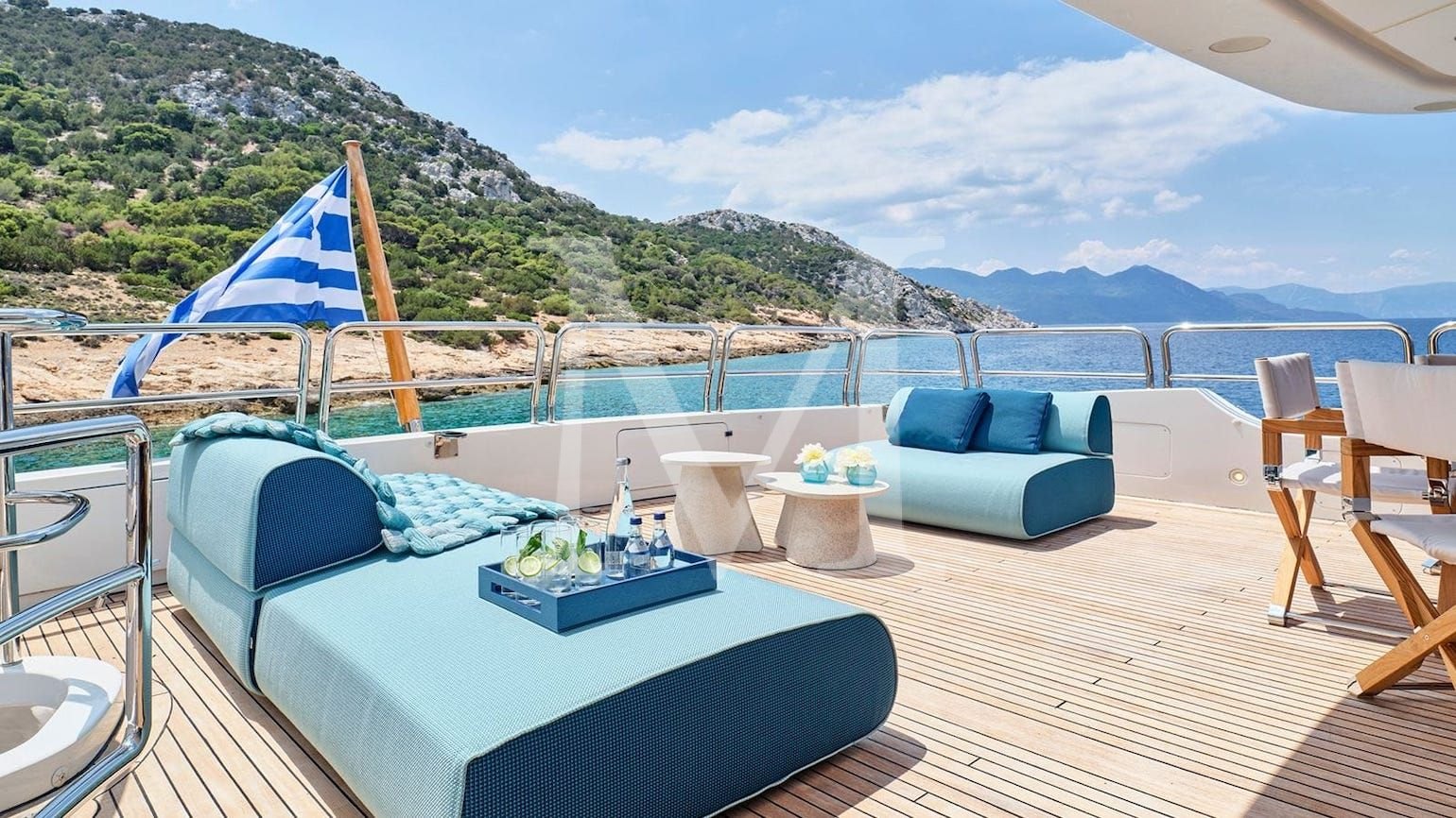 Riva_ I_charter_greece_benetti_upper_deck